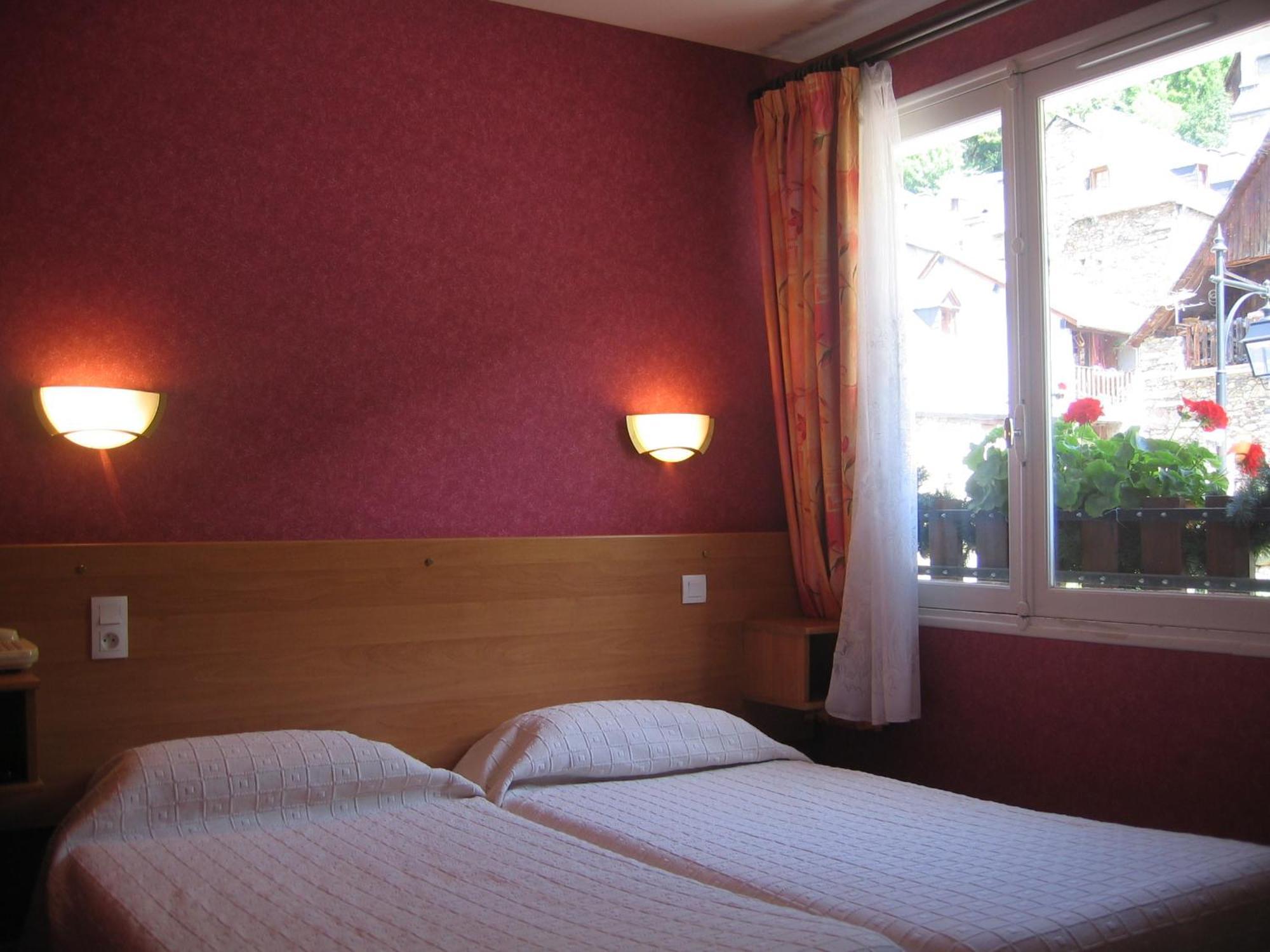 Bourg-dʼOueil Hotel - Restaurant - Bar - Le Sapin Fleuri מראה חיצוני תמונה