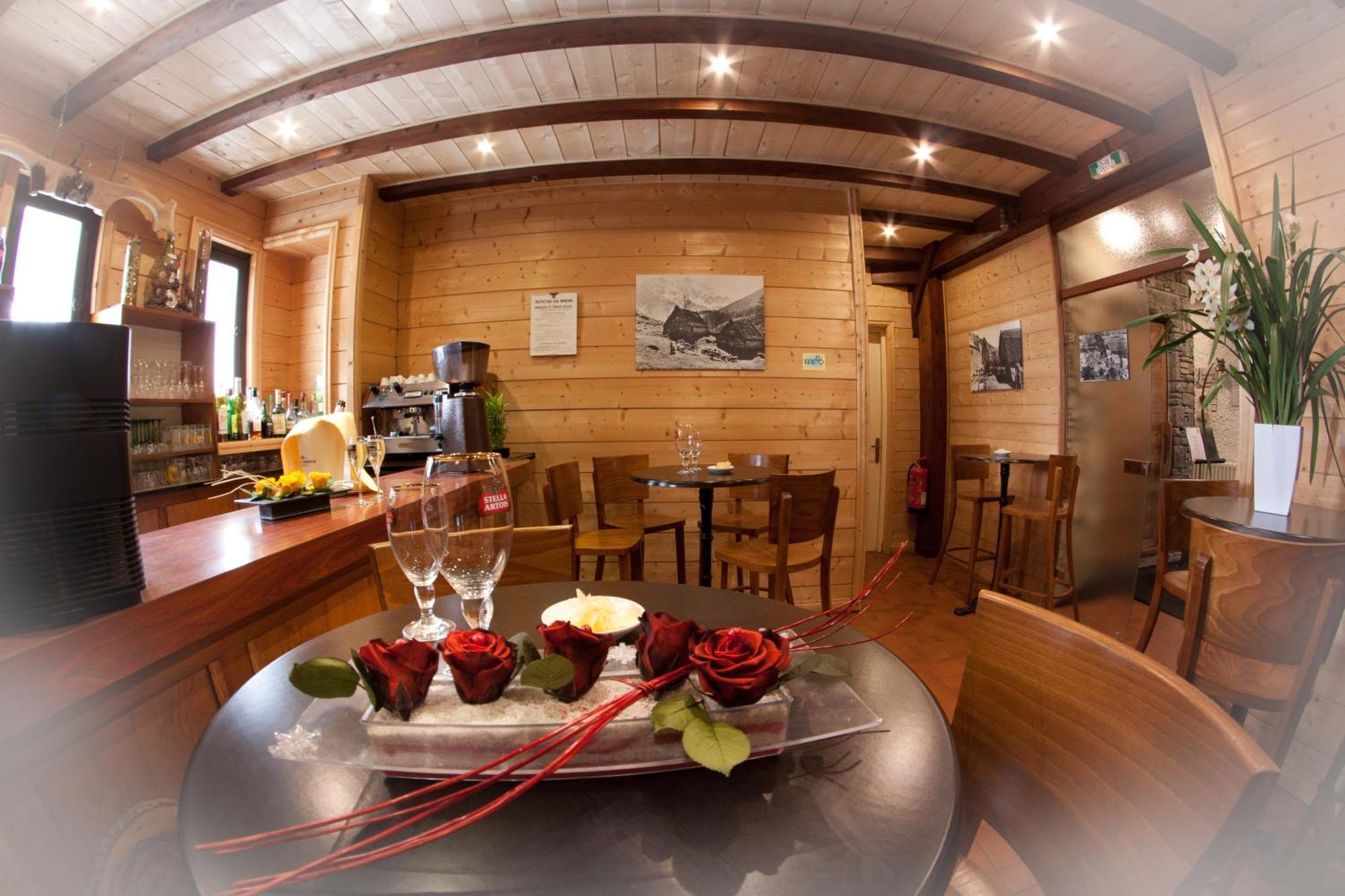 Bourg-dʼOueil Hotel - Restaurant - Bar - Le Sapin Fleuri מראה חיצוני תמונה