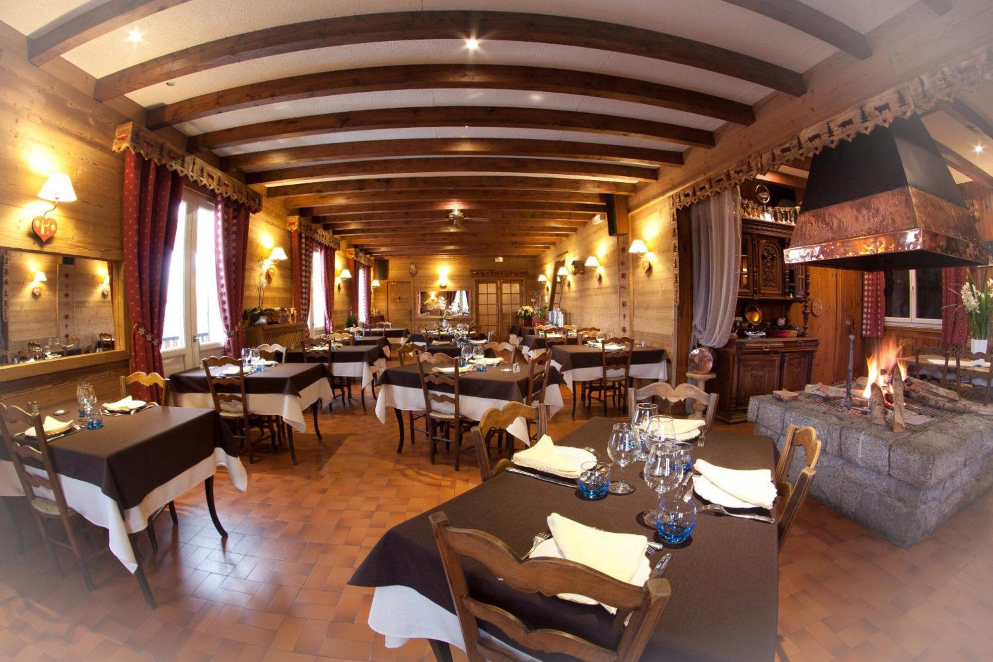 Bourg-dʼOueil Hotel - Restaurant - Bar - Le Sapin Fleuri מראה חיצוני תמונה