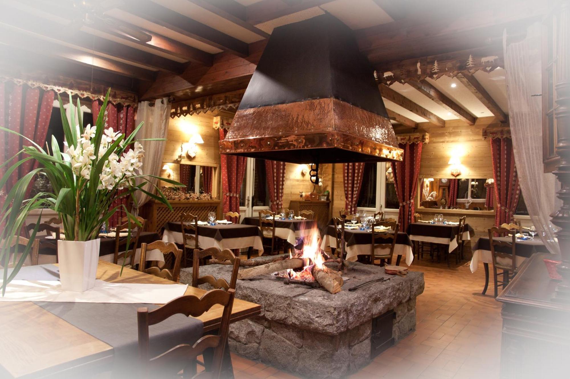 Bourg-dʼOueil Hotel - Restaurant - Bar - Le Sapin Fleuri מראה חיצוני תמונה