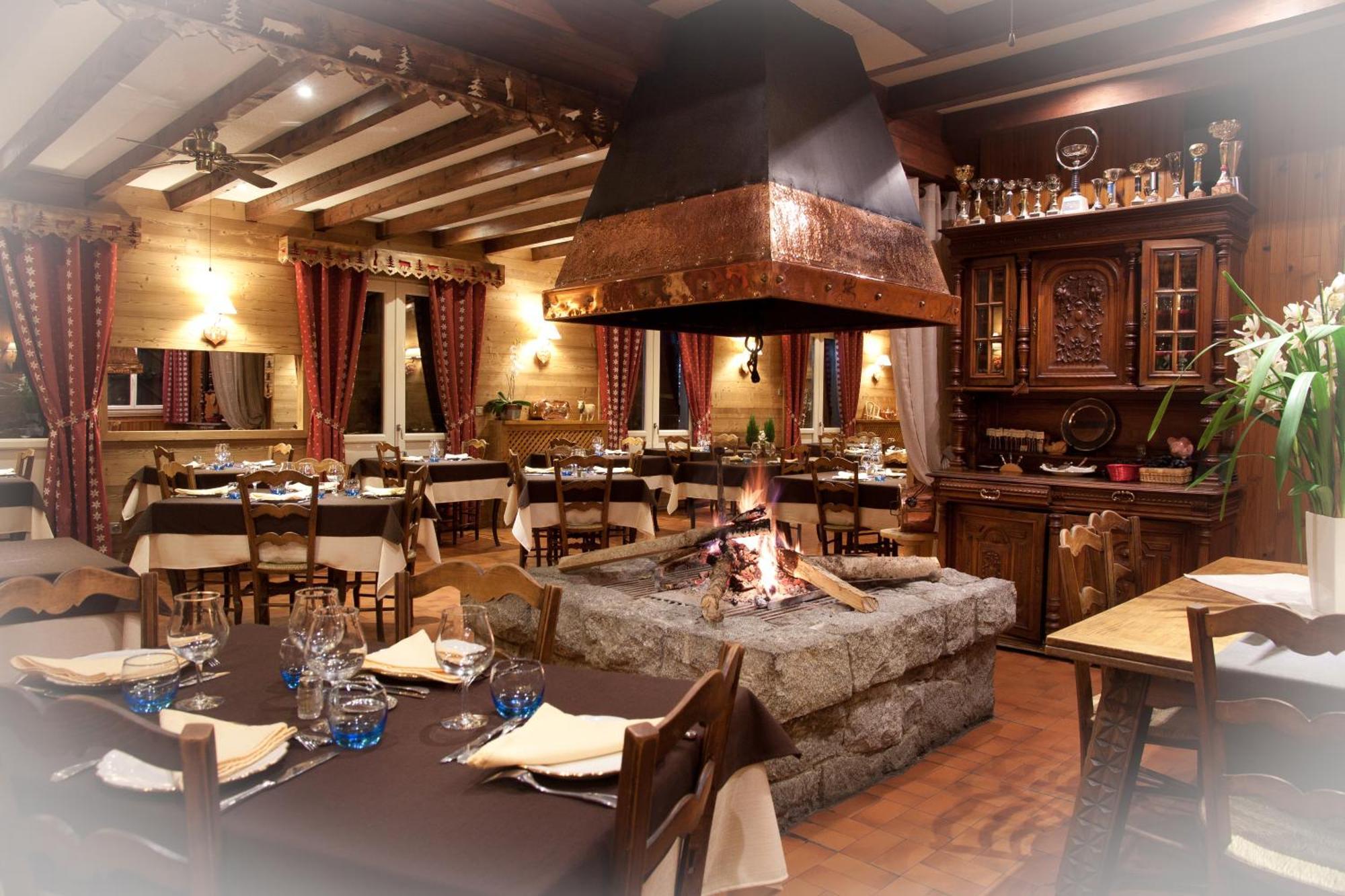 Bourg-dʼOueil Hotel - Restaurant - Bar - Le Sapin Fleuri מראה חיצוני תמונה