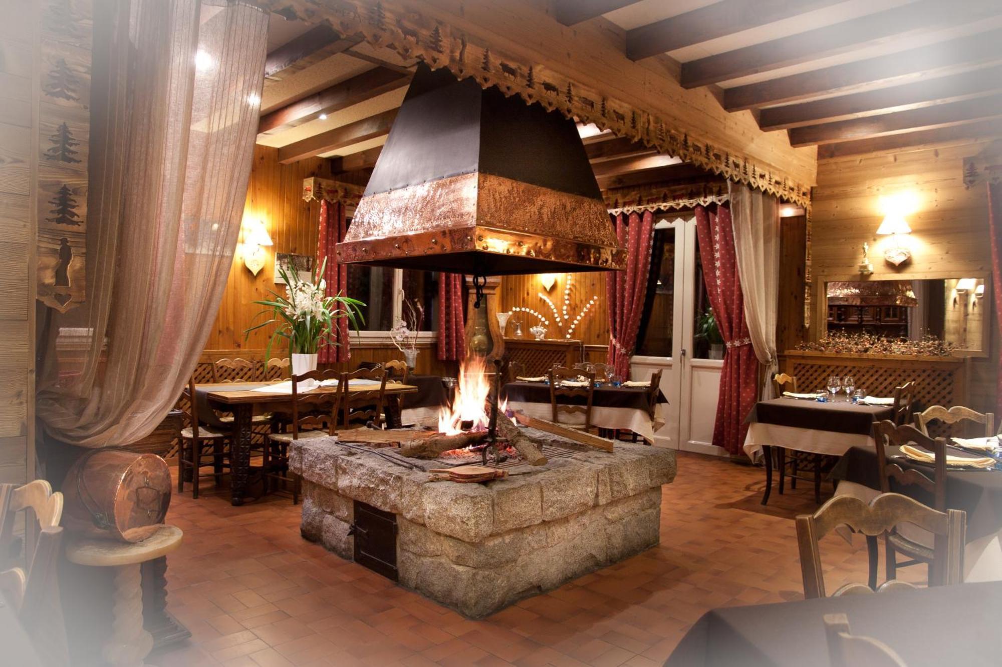 Bourg-dʼOueil Hotel - Restaurant - Bar - Le Sapin Fleuri מראה חיצוני תמונה